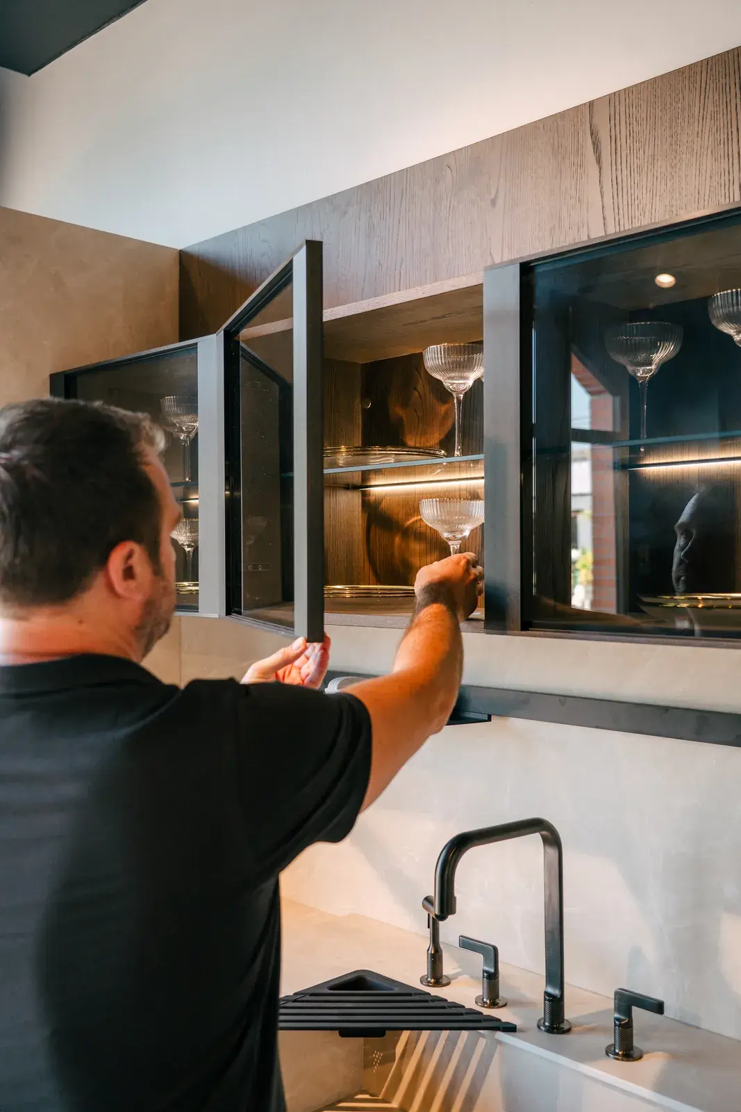 Conseiller vitrine verres – showroom CENZA Atelier Contemporain Biarritz Conseiller vitrine verres – showroom CENZA Atelier Contemporain Biarritz