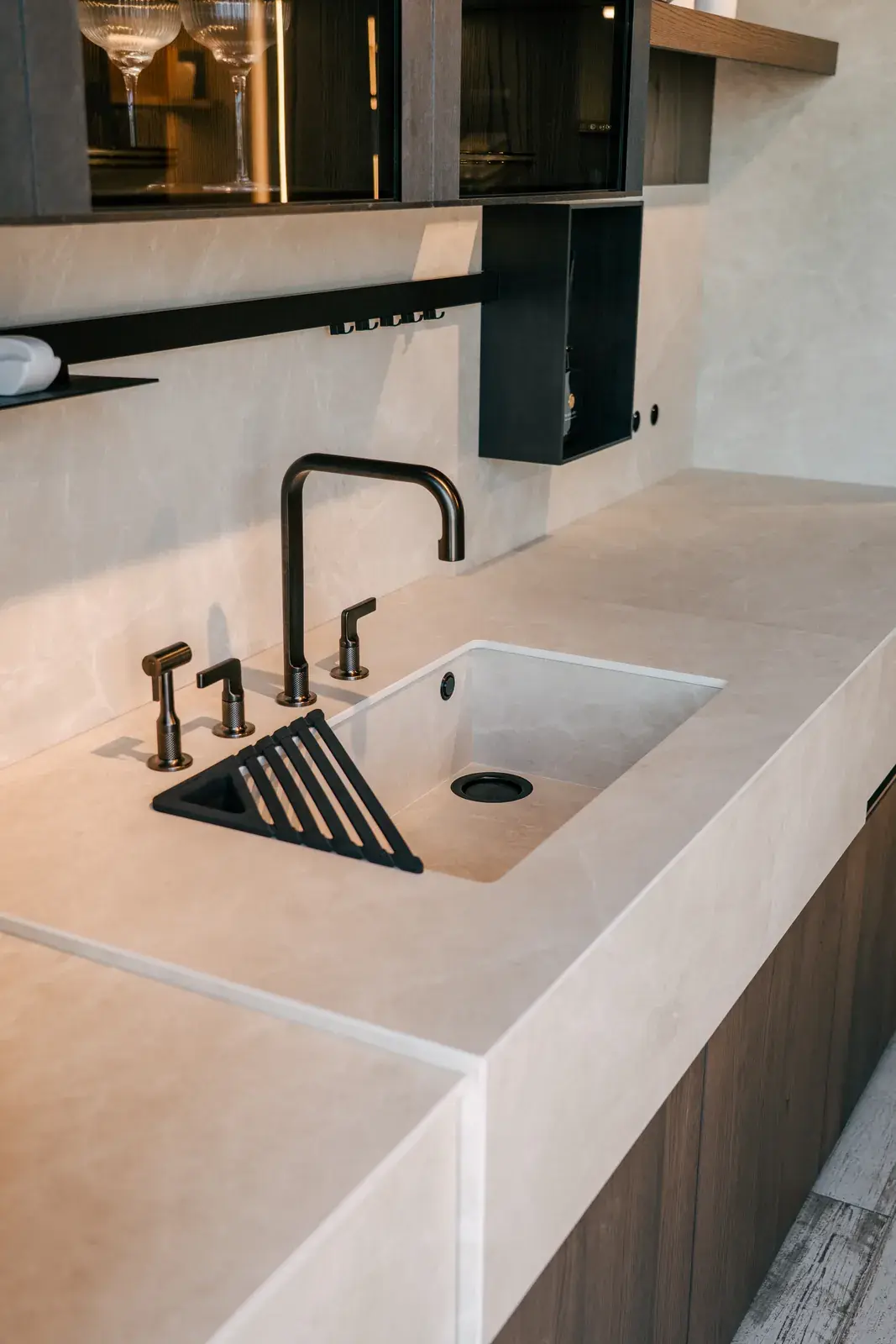 Evier ceramique integre – showroom CENZA Atelier Contemporain Biarritz Evier ceramique integre – showroom CENZA Atelier Contemporain Biarritz