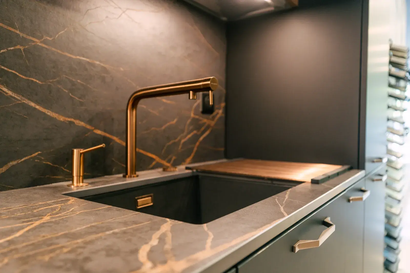 Evier plan travail marbre noir – showroom CENZA Quartier Cuisine Bordeaux Evier plan travail marbre noir – showroom CENZA Quartier Cuisine Bordeaux