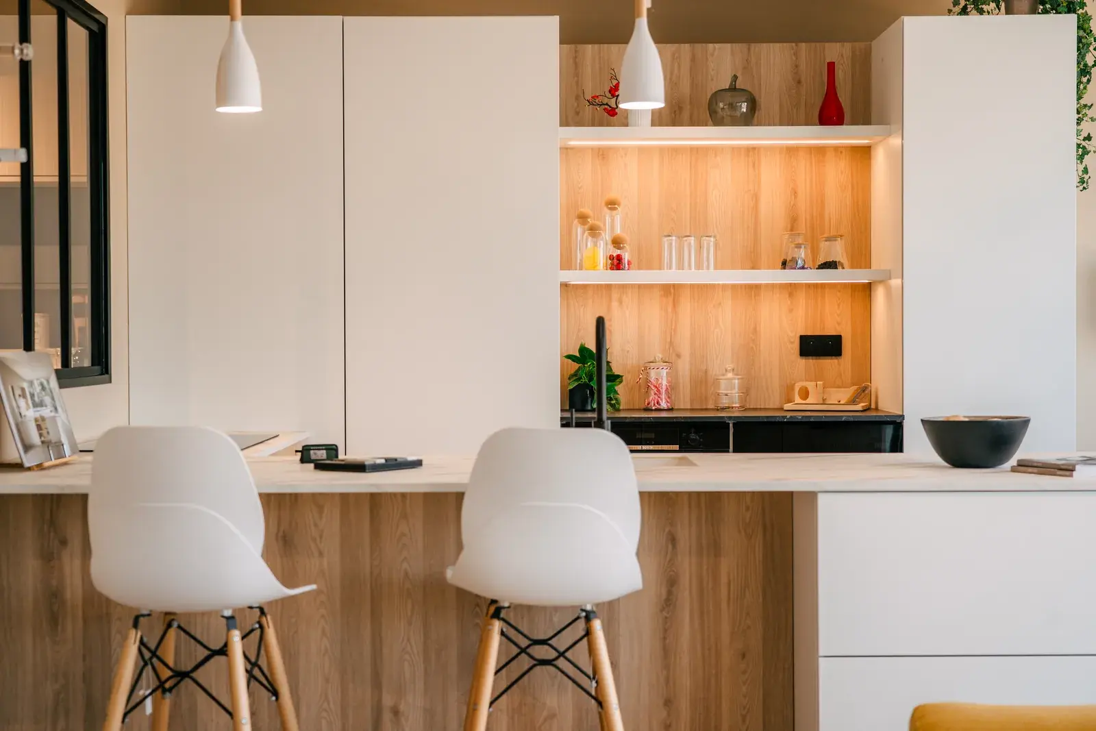 Cuisine blanche bois tabourets – showroom CENZA KENY Cuisines Bruges Cuisine blanche bois tabourets – showroom CENZA KENY Cuisines Bruges