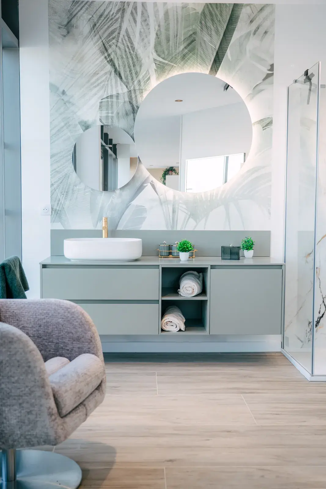Salle de bain miroir rond – showroom CENZA KENY Cuisines Bruges Salle de bain miroir rond – showroom CENZA KENY Cuisines Bruges