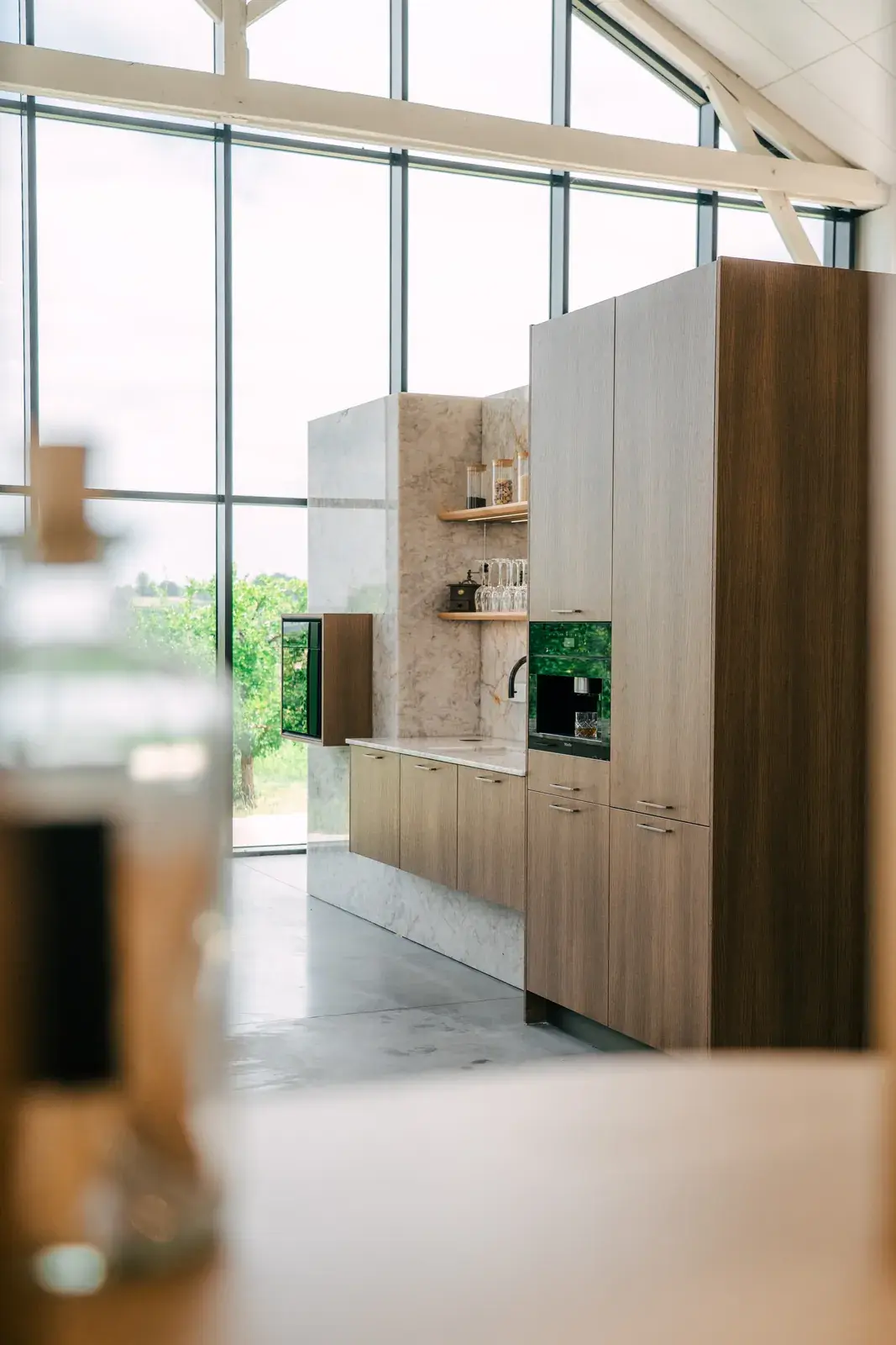 Colonnes cuisine baie vitree – showroom CENZA Atelier Auneau Monteton Colonnes cuisine baie vitree – showroom CENZA Atelier Auneau Monteton